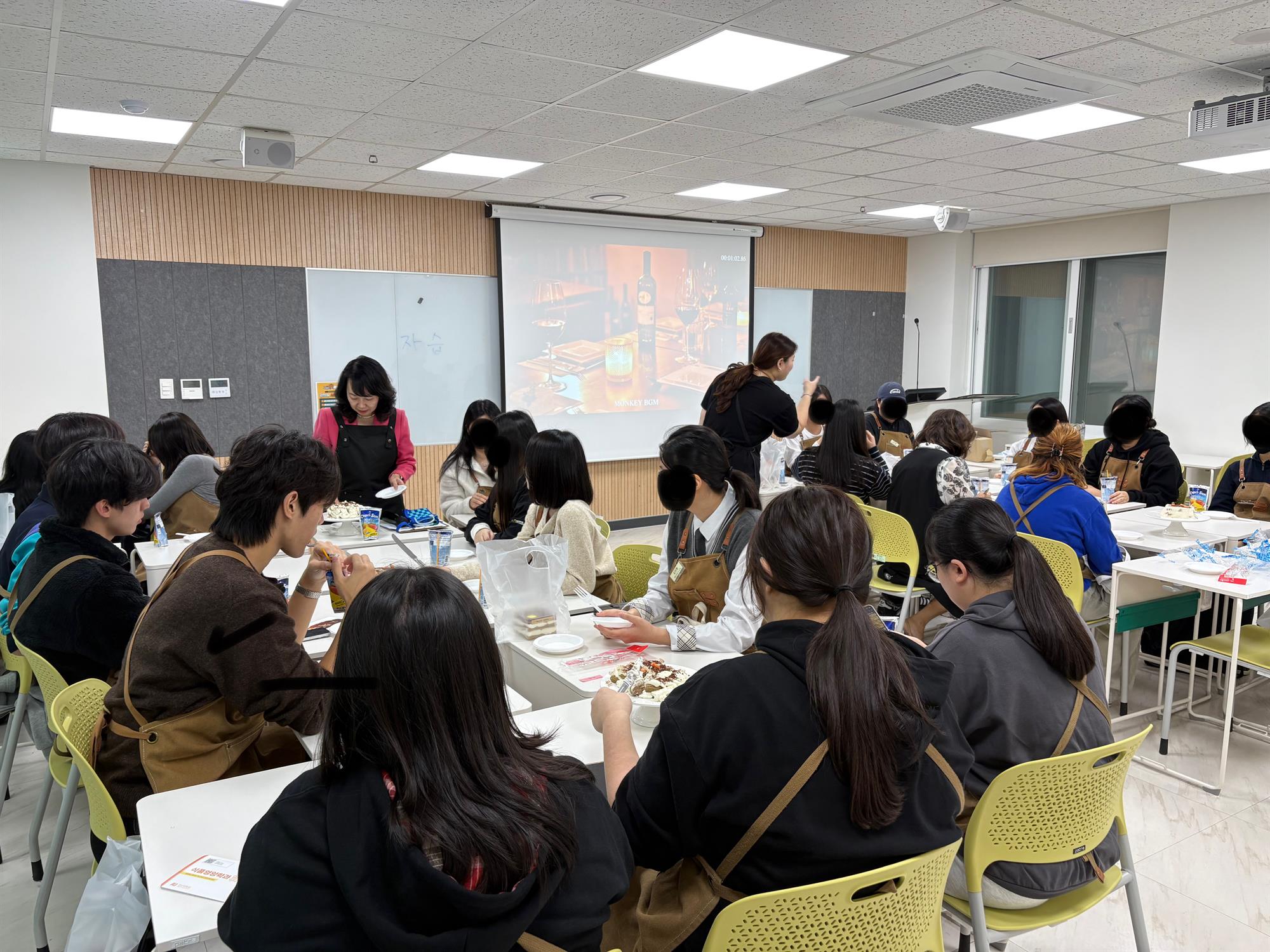 [식품영양학과_보도자료]2026 예비신입생 학과 탐방 및 체험 프로그램 인스타 감성 티라미수 만들기 성료 행사사진1.jpg