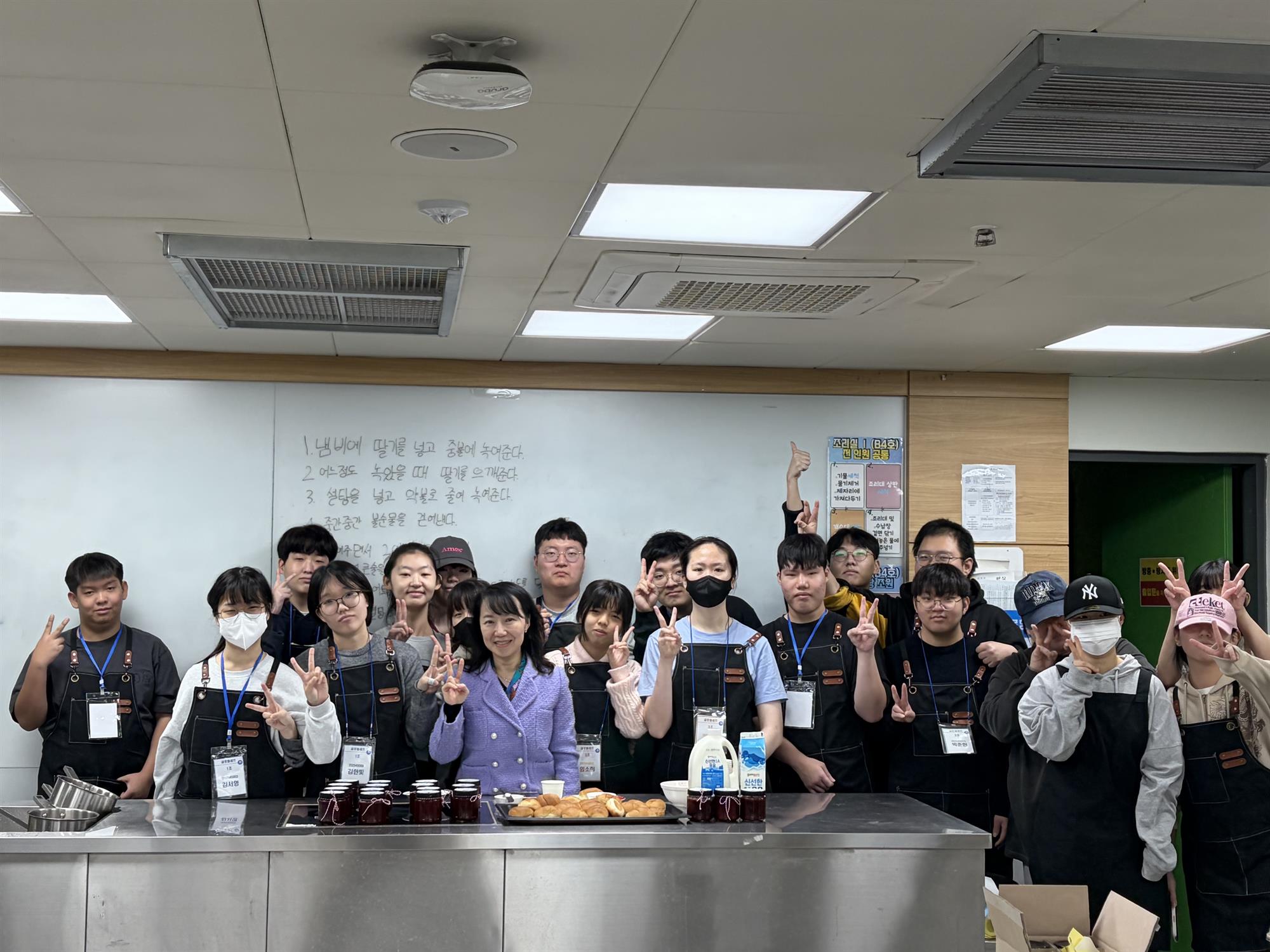 [식품영양학과_보도자료] 글로벌셰프 동아리, 에이블자립학과 대상 교육봉사 행사사진1.jpg