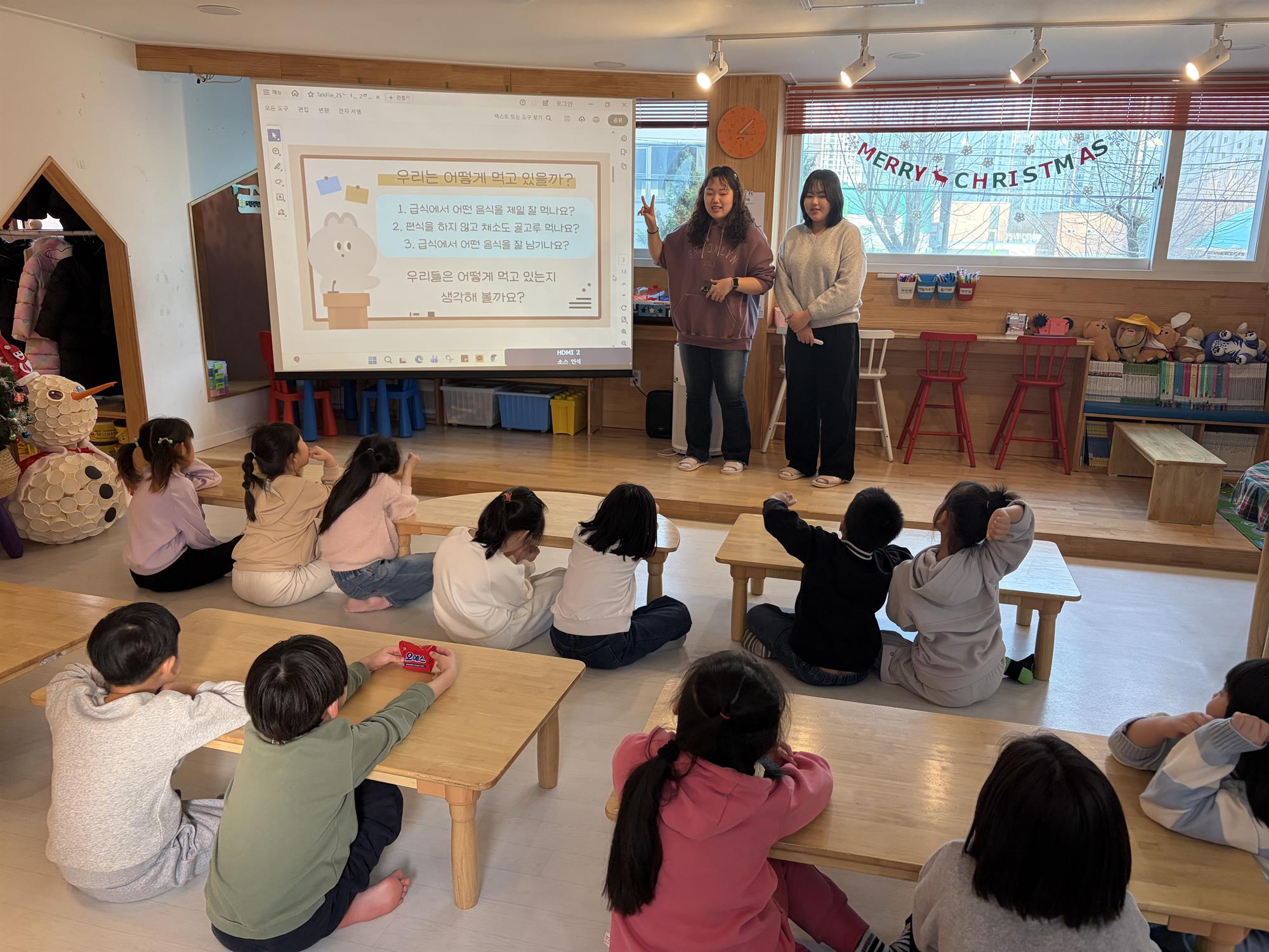 [식품영양학과_보도자료] 퍼포먼스 동아리, 원곡 가치키움센터서 아동 대상 ‘건강한 음식 먹기’ 영양 교육 봉사 실시 행사사진.jpg